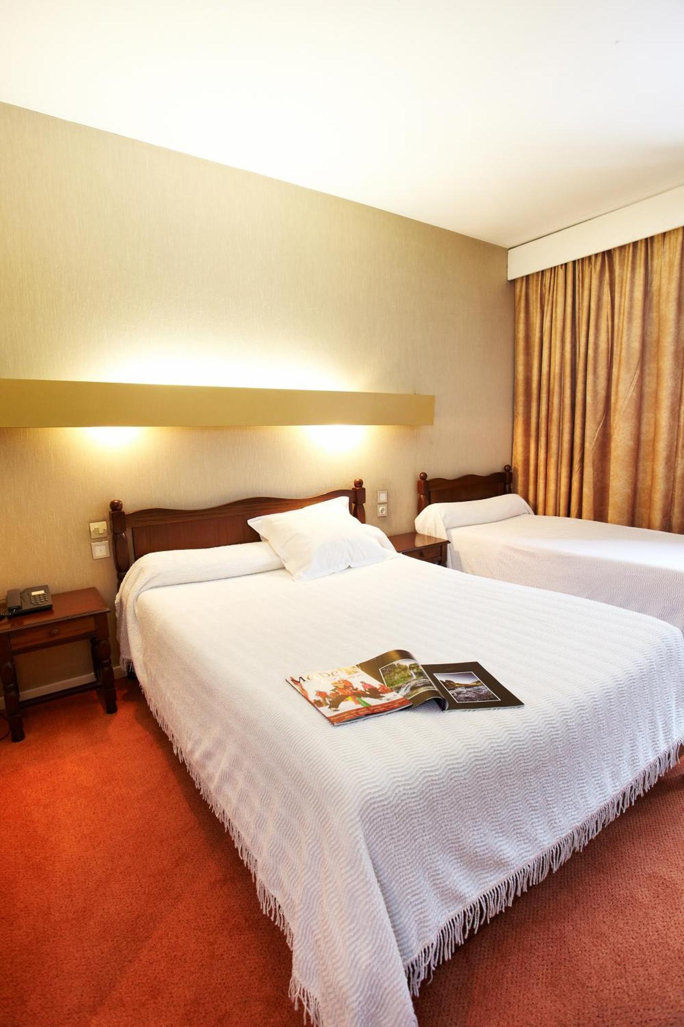 Hotel De Paris Bagneres-de-Luchon Bilik gambar